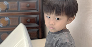 안구암을 앓고 있는 세형제에게 밝은 세상을